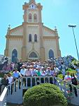 Foto di gruppo davanti alla chiesa di rvorezinha